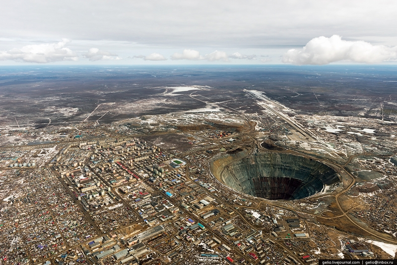 Illustration for article titled The Nearly Mile-Wide Diamond Mine That Helped Build the Soviet Union